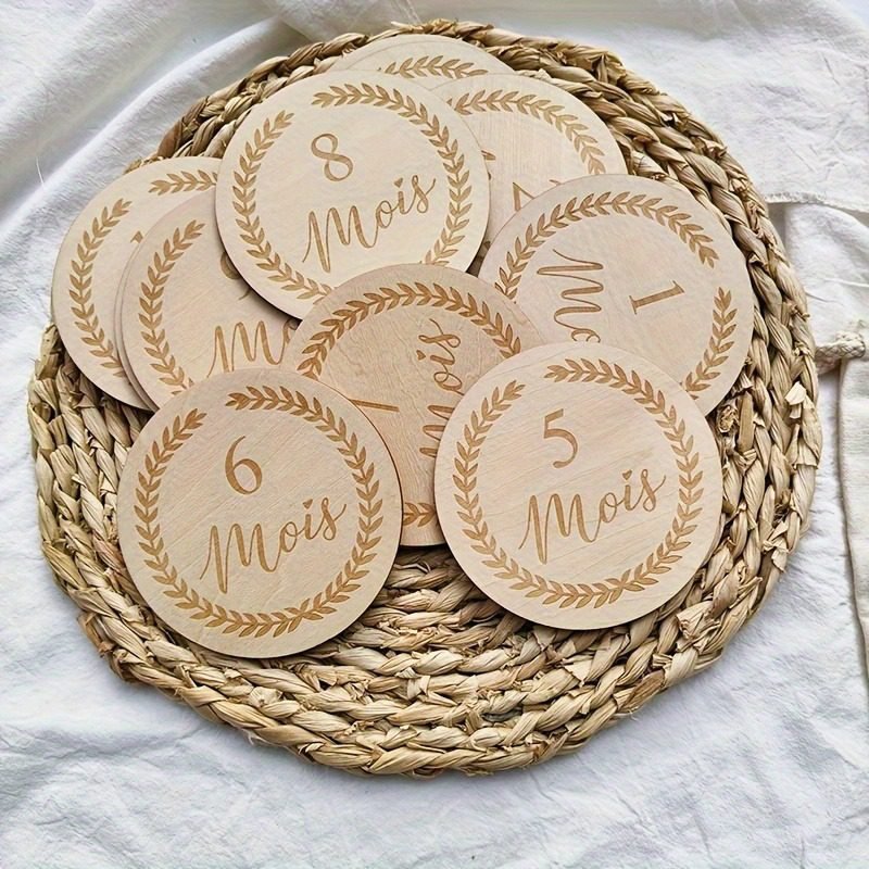 Wooden baby monthly milestone discs in French